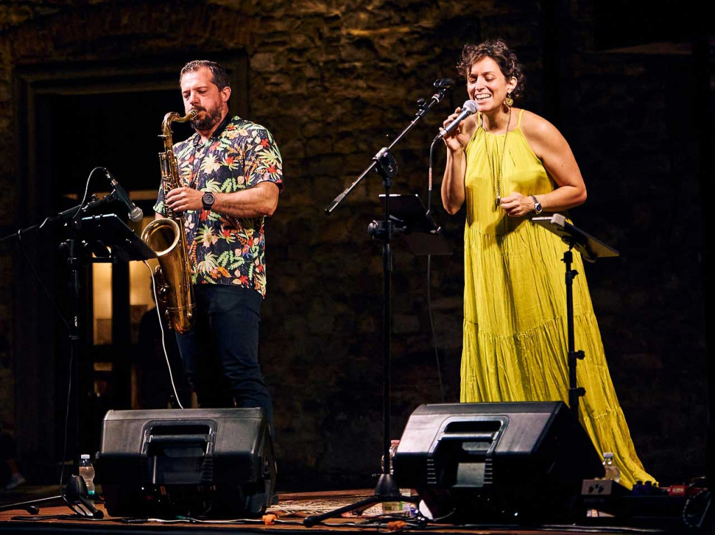 Scopri il programma musicale di Calici di Stelle Euganei 2026 a Monselice: concerti jazz, soul, funK. Vino, gusto e spettacolo.